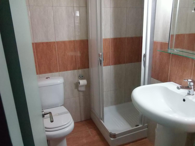 Bathroom 3, Plaz Hotel, West Greece