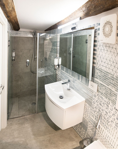 Bathroom 3, Three houses Toledo, Napoli