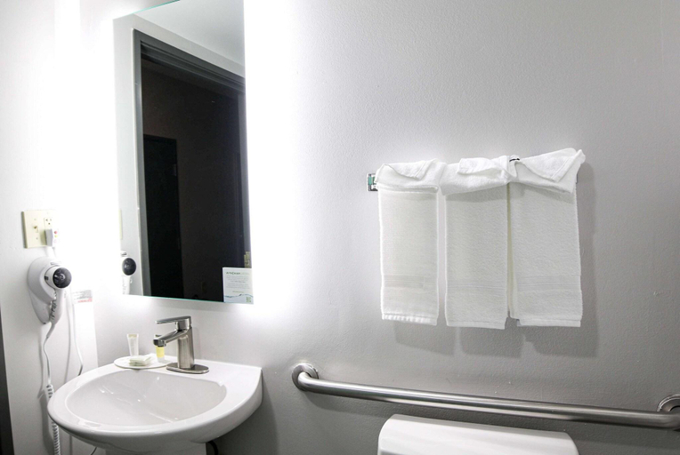 Bathroom 4, Microtel Inn & Suites By Wyndham Charlotte/Northl, Mecklenburg