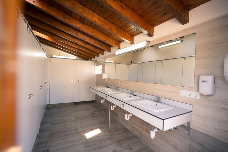Bathroom 5, Kampaoh Las Arenas, Cantabria