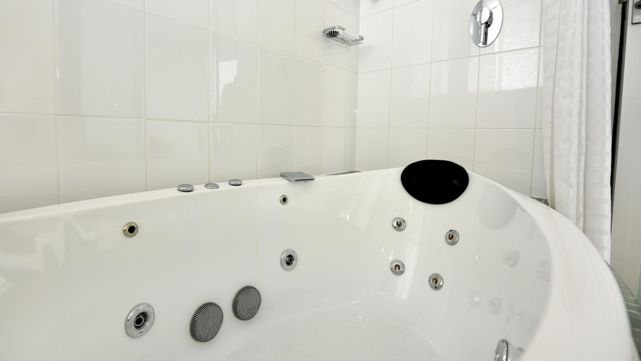 Bathroom 11