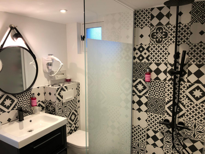 Bathroom 2, Hotel Eden Cassis, Bouches-du-Rhône