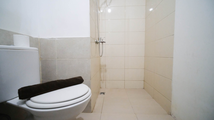 Bathroom 5, Tidy and Comfy 1BR at Tamansari Prospero Sidoarjo Apartment By Travelio, Sidoarjo