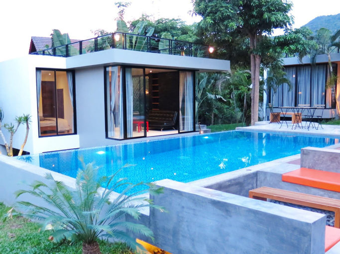 Swimming Pool 13