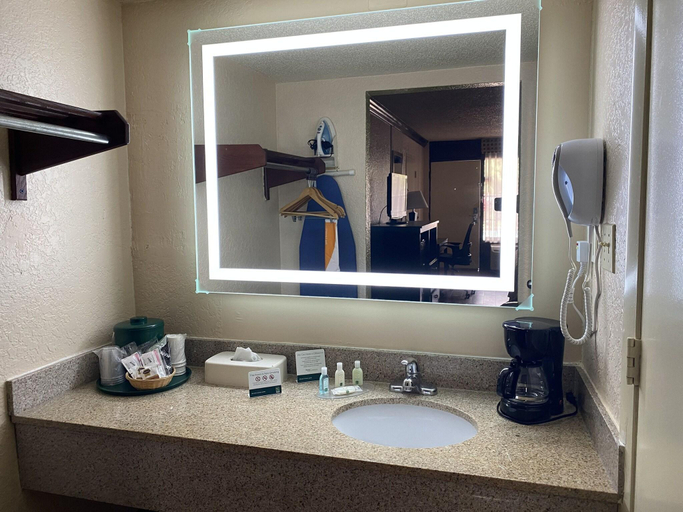 Bathroom 4, Quality Inn & Suites Orlando Airport, Orange