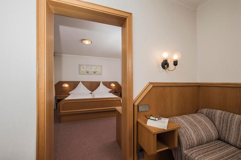 Bedroom 4, Kurhotel Unter den Linden, Passau
