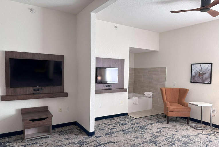 Bedroom 3, La Quinta Inn & Suites Milwaukee Southwest, Waukesha