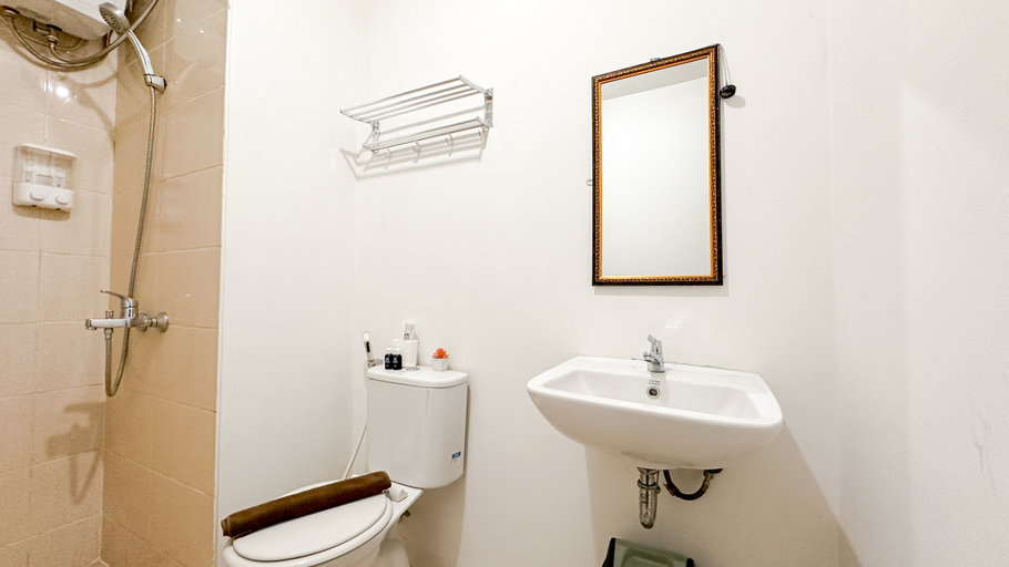 Bathroom 5, Nice and Comfortable Stay 2BR at Tamansari Prospero Sidoarjo Apartment By Travelio, Sidoarjo