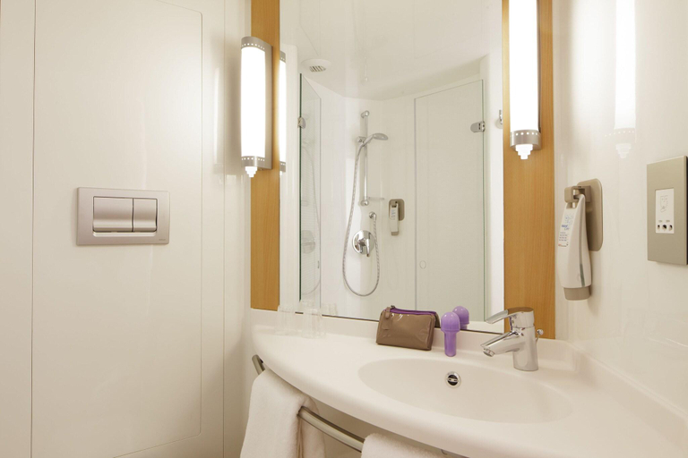 Bathroom 4, Ibis Hull City Centre, Kingston upon Hull