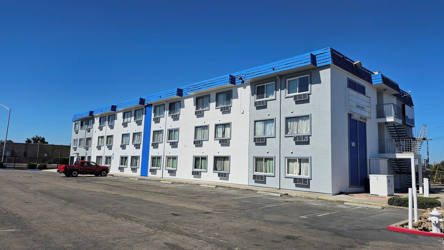 Exterior & Views 1, MetroParc 'nSuites, San Joaquin