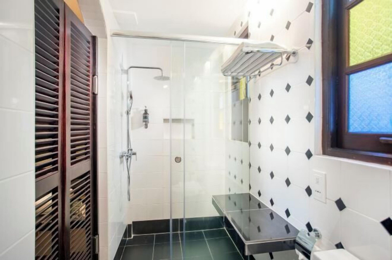Bathroom 10