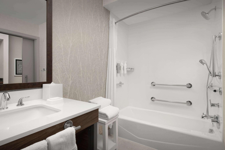 Bathroom 4, Hampton Inn & Suites Paso Robles, San Luis Obispo