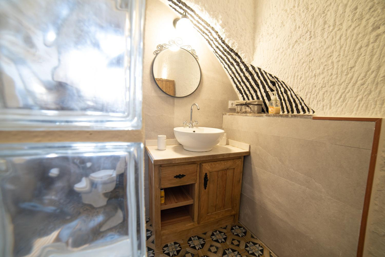 Bathroom 4, Cuevas Cortijo Gachas, Granada