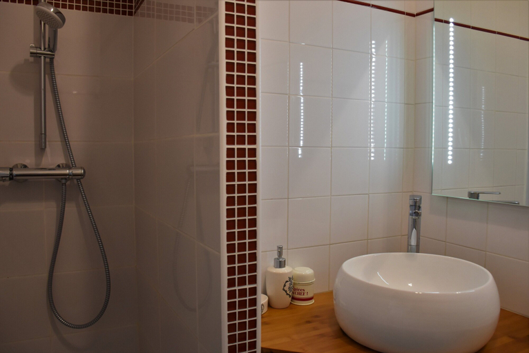 Bathroom, Domaine de Bellevue Cottage, Dordogne