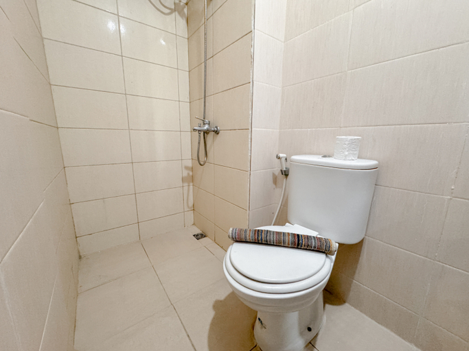 Bathroom 5, Comfortable Living Studio at Tamansari Prospero Apartment By Travelio, Sidoarjo