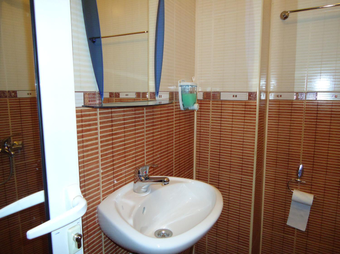 Bathroom 1, Dionis Hotel, Petrich