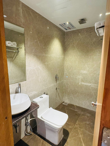Bathroom 5, Ammas Palace Hotel, Mumbai Suburban