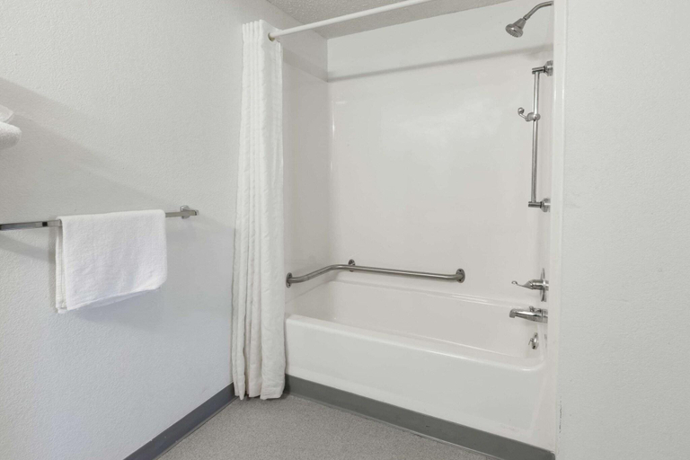 Bathroom 4, Knights Inn Flint, Genesee