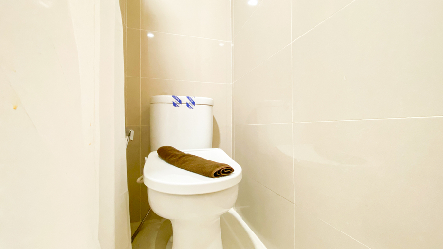 Bathroom 5, Simply and Nice Studio Apartment B Residence By Travelio, Tangerang Selatan