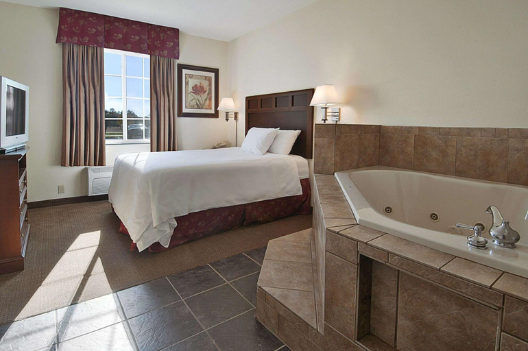 Bedroom 4, Super 8 by Wyndham Bowling Green North, Warren