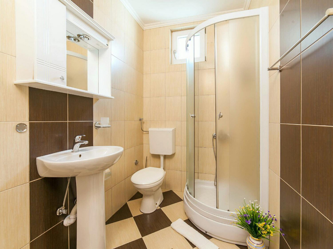 Bathroom 2, Hana Accommodation