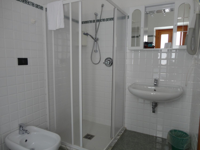 Bathroom 3, Hotel Silvestrino, Sassari