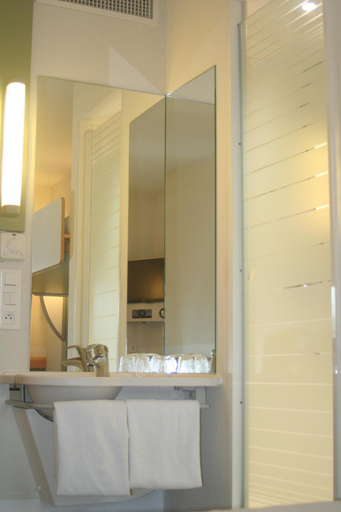 Bathroom 3, ibis budget Niort - La Creche, Deux-Sèvres