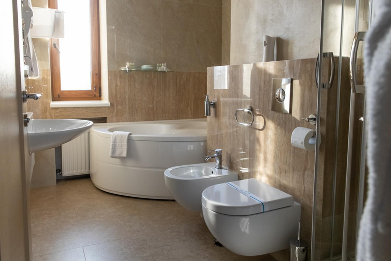 Bathroom 5, Hotel "Mandarin Clubhouse", Kharkivs'ka