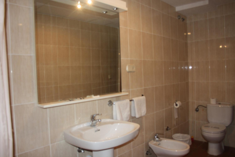 Bathroom 3, Apart-Hotel Selva Nevada, Teruel