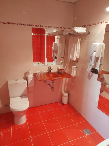 Bathroom 2, Motel Acropolis, León
