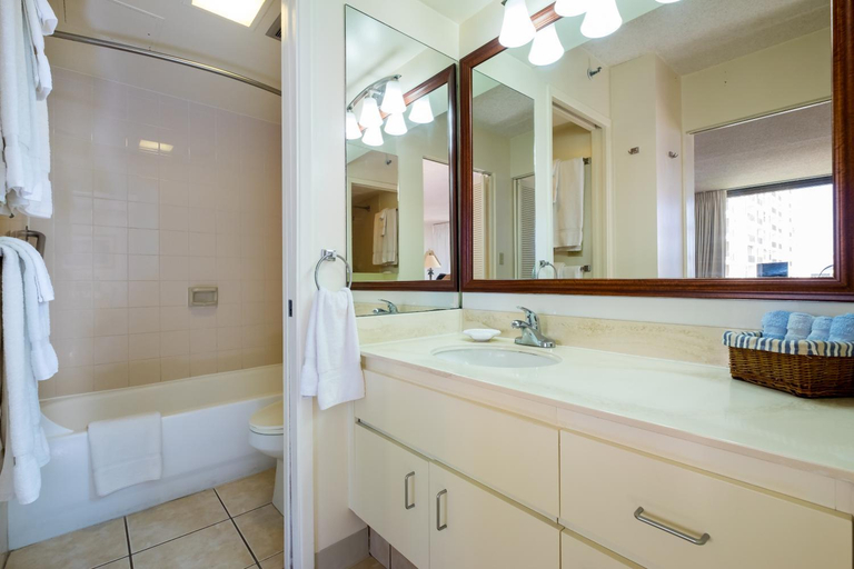 Bathroom 3, Hawaiian Sun Holidays, Honolulu