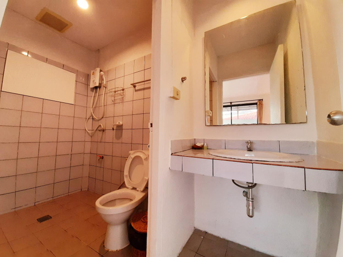 Bathroom 3, Chasorn Riverside Resort, Sai Yok