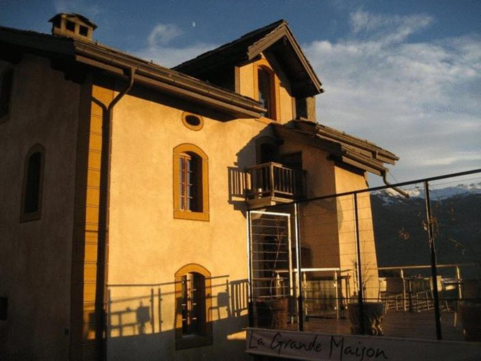 Exterior & Views