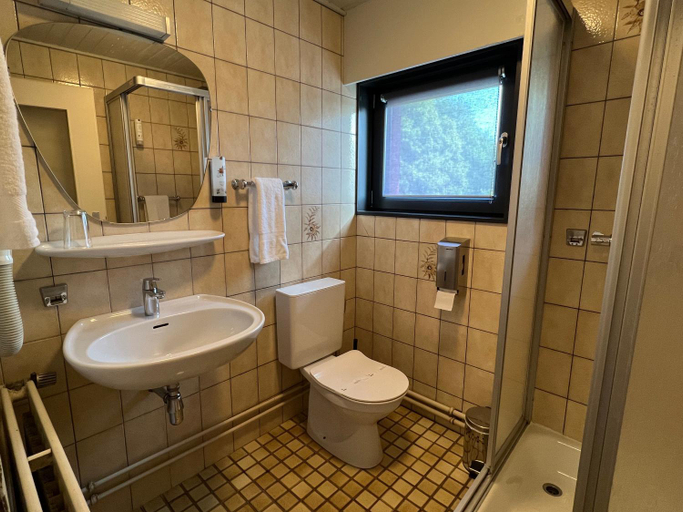Bathroom 2, Hotel Restaurant Lamy, Clervaux