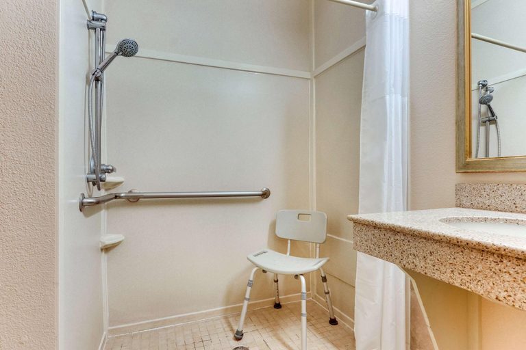 Bathroom 4, Comfort Inn & Suites Waco Woodway, McLennan