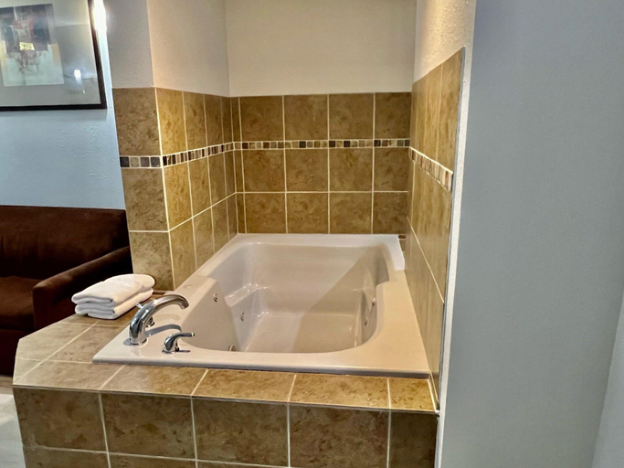 Bathroom 4, HomeTowne Studios & Suites By Red Roof Washington, Washington