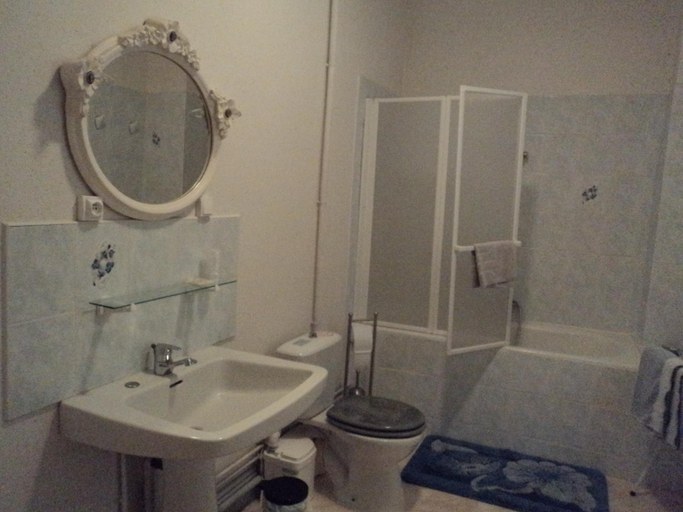 Bathroom, ferme de sejour verchalles, Cantal
