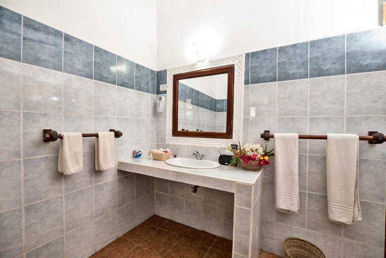 Bathroom 4, Jacaranda Beach Resort, Kilifi North