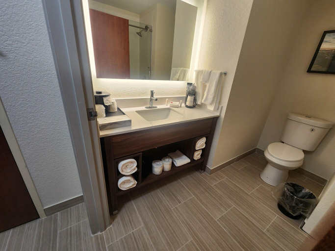 Bathroom 4, La Quinta Inn & Suites Milwaukee Southwest, Waukesha