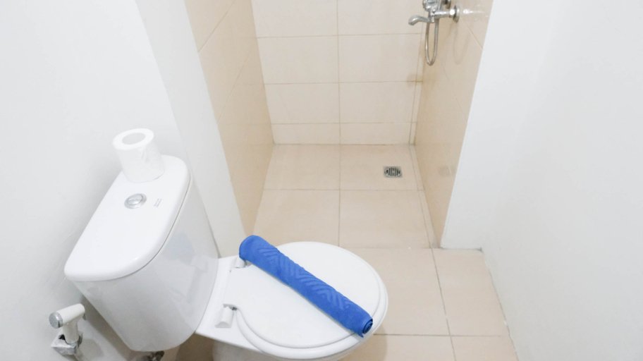 Bathroom 5, Cozy Stay Studio at Apartment Tamansari Prospero Sidoarjo By Travelio, Sidoarjo
