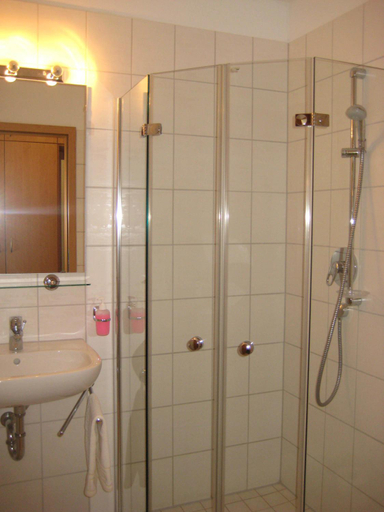 Bathroom 3, Strandhotel Mirow, Mecklenburgische Seenplatte