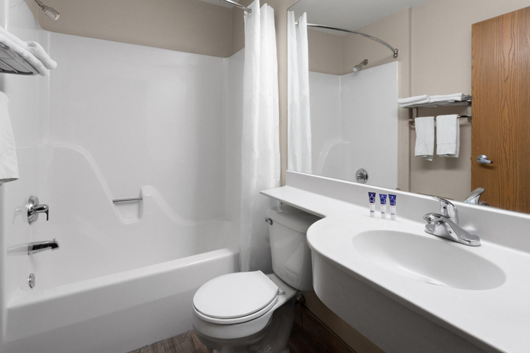 Bathroom, Americas Best Value Inn And Suites Racine, Racine