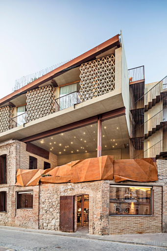 Exterior & Views