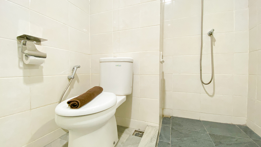 Bathroom 4, Modern 2BR with Seaview at Green Bay Condominium Apartment By Travelio, Jakarta Utara
