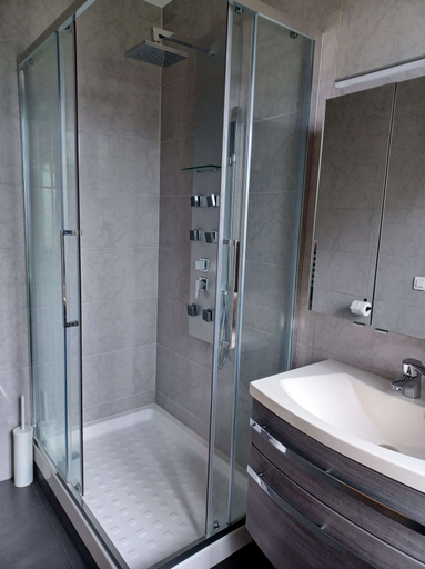 Bathroom, Château Touzinat, Gironde