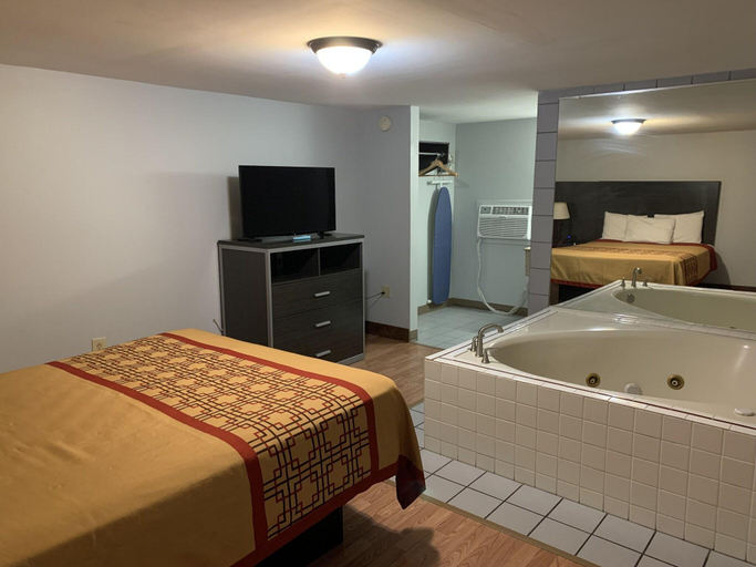 Bathroom 3, Pigeon Forge Parkway Inn, Sevier
