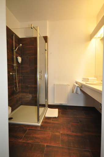 Bathroom 2, Amethysthotel Mantler, Hollabrunn