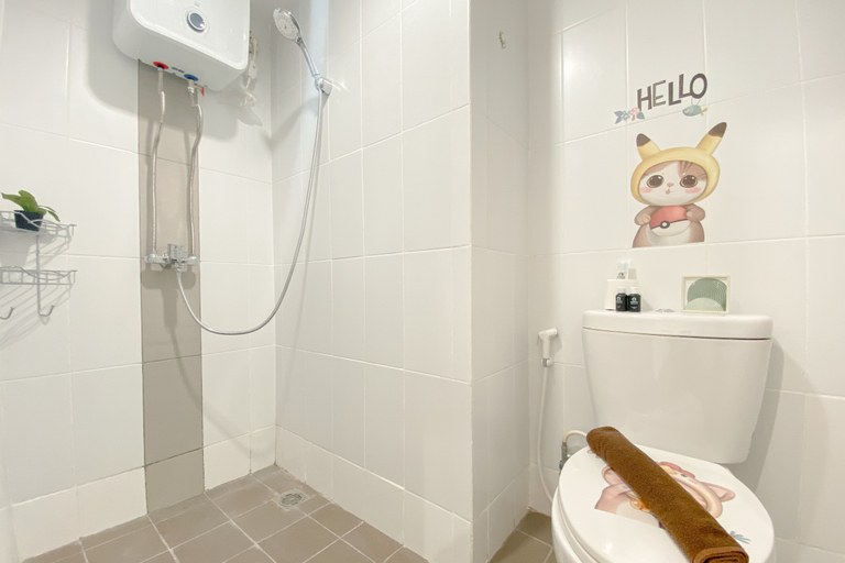 Bathroom 5, Brand New Studio at Samesta Mahata Tanjung Barat Apartment By Travelio, Jakarta Selatan