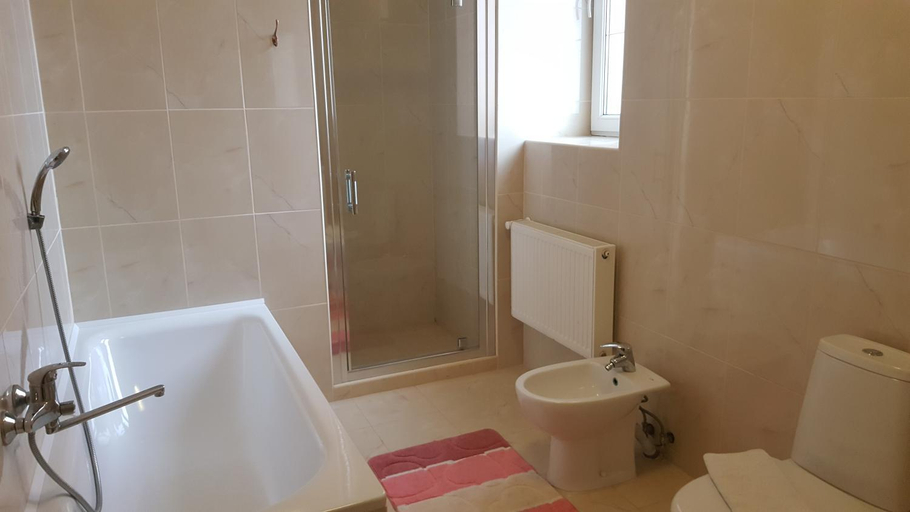 Bathroom 2, Rayskiy Sad, Pustomytivs'kyi
