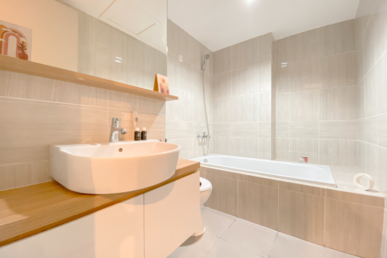 Bathroom 5, Comfy and Modern 1BR at Vasanta Innopark Apartment By Travelio, Cikarang